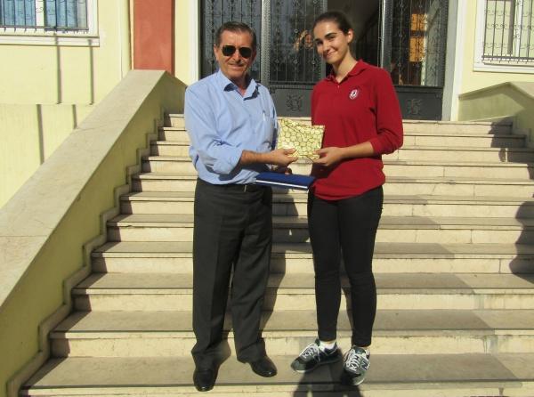 Almanca Kitap Okuma Yarışmasını Kazanan Öğrencimizi Ödüllendirdik
